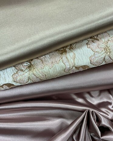 jacquard geweven stof met boordstof nude - kiezel en een klein hoekje van de beige taupe met stretch satijn beige