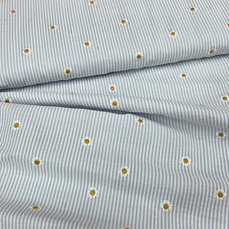 seersucker licht blauw wit streepje met madeliefjes geborduurde bloemetjes van KicKenStoffen