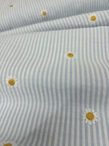 seersucker licht blauw wit streepje met madeliefjes geborduurde bloemetjes van KicKenStoffen