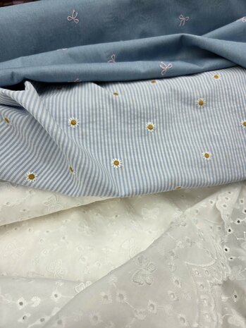 denim strikjes  geborduurd - seersucker blauw met daisy flowers - witte luxe broderie - kickenstoffen