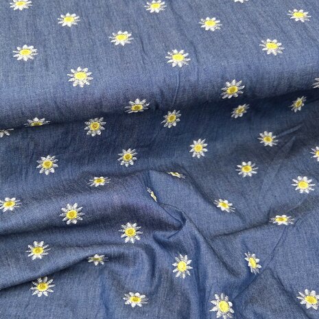 denim met geborduurde daisy flower kickenstoffen