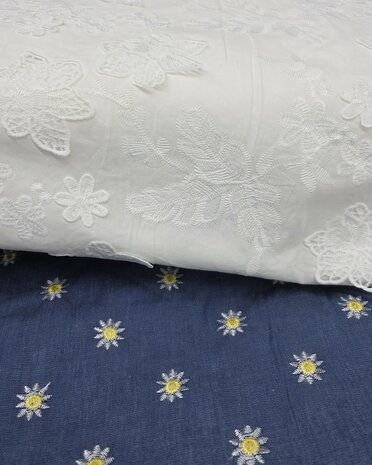 denim met geborduurde daisy flower met luxe broderie katoen bloem -kickenstoffen