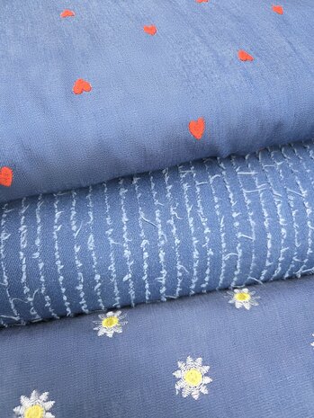 ruffle jeans stof - chambray hearts and daisy flowers - kickenstoffen