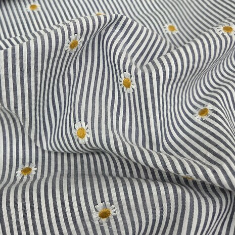seersucker katoen donker blauw streepjes met geborduurde madeliefjes