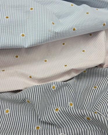 seersucker katoen  streepjes met geborduurde madeliefjes