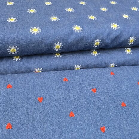 denim met geborduurde hartjes en bloemen kickenstoffen 