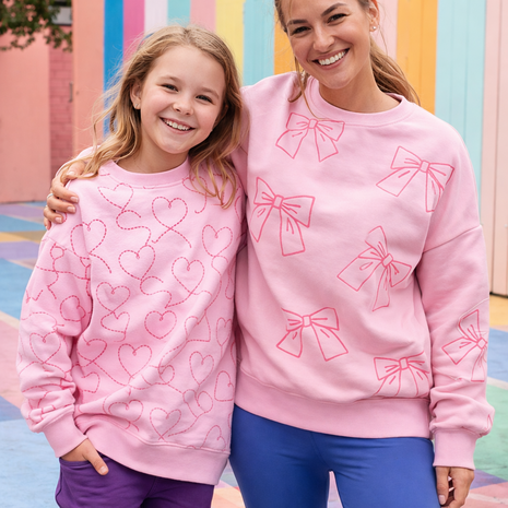 ChatGPT Image jogging met harten en strikken neon glitter roze 