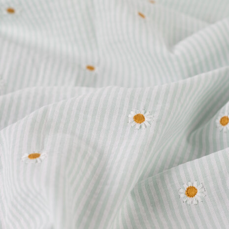 seersucker katoen mint streepjes met geborduurde madeliefjes K48140-230