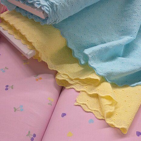 broderie met schulprand katoen blauw met geel  en roze hartjes en kersen tricot - kickenstoffen