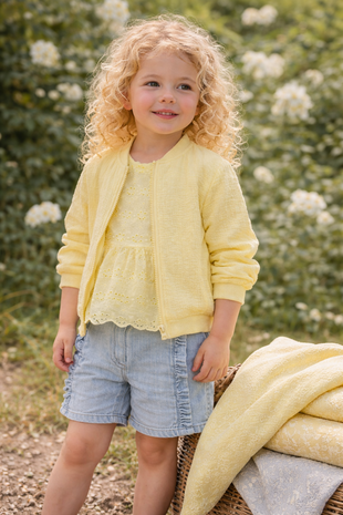 ChatGPT Image gele seersucker en broderie met schulprand voorbeeld setje kinderkleding