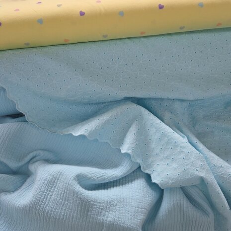 broderie met schulprand en bijpassende zachte seersucker katoen blauw - kickenstoffen