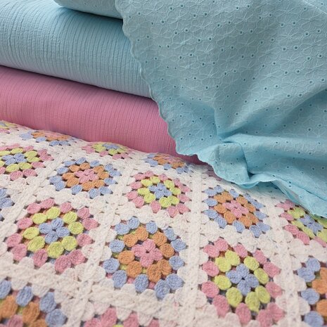 broderie met schulprand en bijpassende zachte seersucker katoen en crochette gebreide stoffen - kickenstoffen