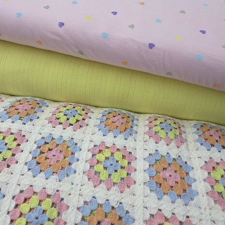 hartjes tricot met pointelle fel geel en crochette stof kickenstoffen