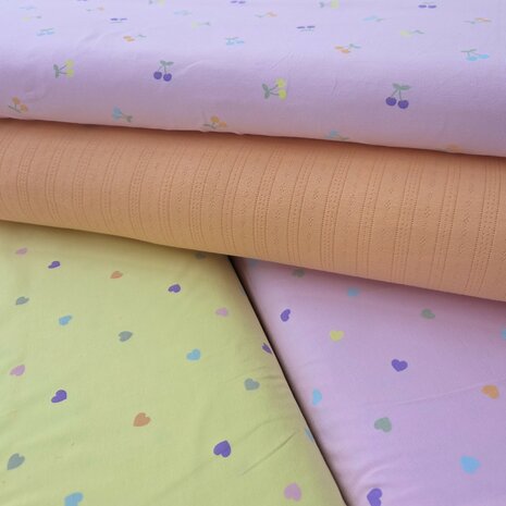 gekleurde hartjes tricots met oranje pointelle streep kickenstoffen