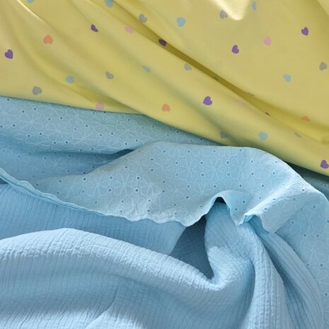 broderie met schulprand en bijpassende zachte seersucker katoen blauw en gele hartjes tricot - kickenstoffen