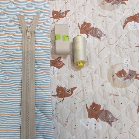 gestepte dubbelzijdige kinderstof met bijpassende fournituren Swessie - KicKenStoffen