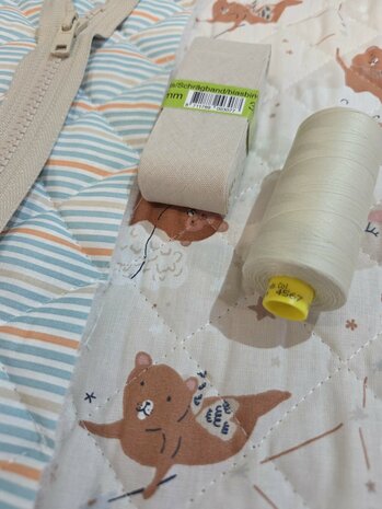 gestepte dubbelzijdige kinderstof met bijpassende fournituren Swessie - KicKenStoffen