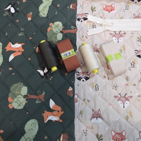 gestepte dubbelzijdige kinderstof met bijpassende fournituren Swessie - KicKenStoffen