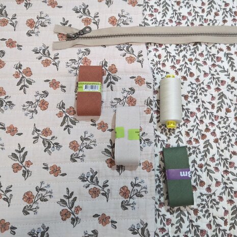 gestepte dubbelzijdige kinderstof met bijpassende fournituren Swessie - KicKenStoffen