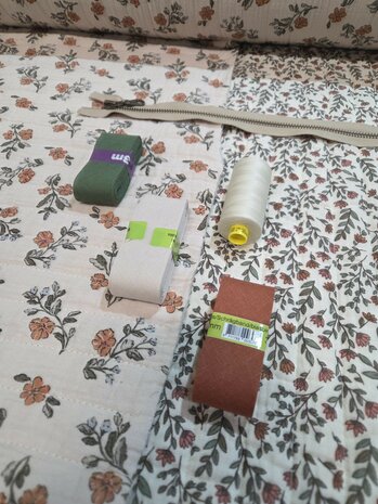 gestepte dubbelzijdige kinderstof met bijpassende fournituren Swessie - KicKenStoffen