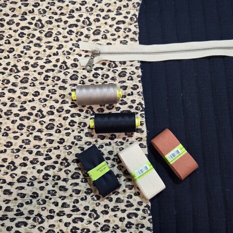 gestepte dubbelzijdige kinderstof met bijpassende fournituren Swessie - KicKenStoffen