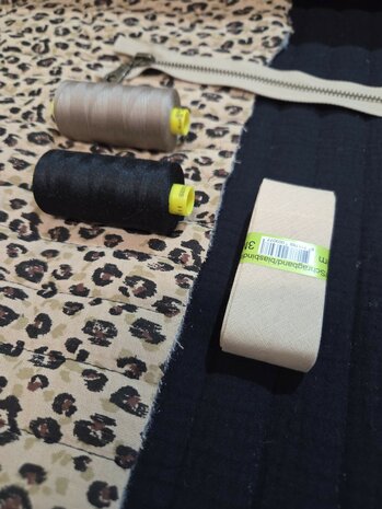 gestepte dubbelzijdige kinderstof met bijpassende fournituren Swessie - KicKenStoffen