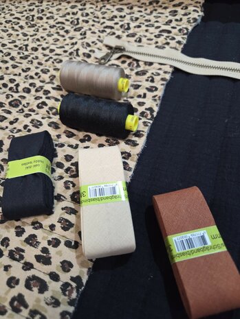 gestepte dubbelzijdige kinderstof met bijpassende fournituren Swessie - KicKenStoffen