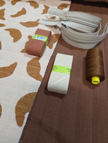 gestepte dubbelzijdige kinderstof met bijpassende fournituren Swessie - KicKenStoffen