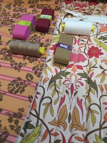 gestepte dubbelzijdige kinderstof met bijpassende fournituren Swessie - KicKenStoffen