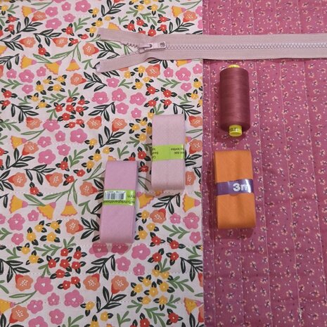 gestepte dubbelzijdige kinderstof met bijpassende fournituren Swessie - KicKenStoffen