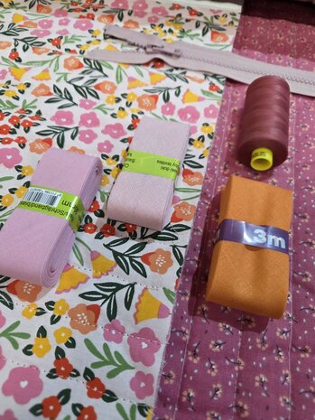 gestepte dubbelzijdige kinderstof met bijpassende fournituren Swessie - KicKenStoffen