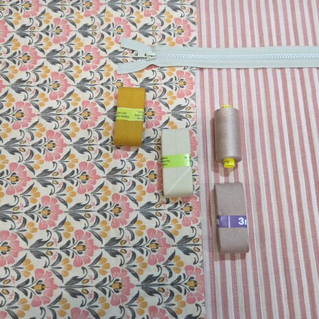 gestepte dubbelzijdige kinderstof met bijpassende fournituren Swessie - KicKenStoffen