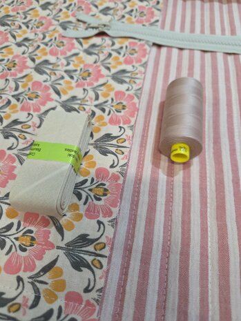 gestepte dubbelzijdige kinderstof met bijpassende fournituren Swessie - KicKenStoffen