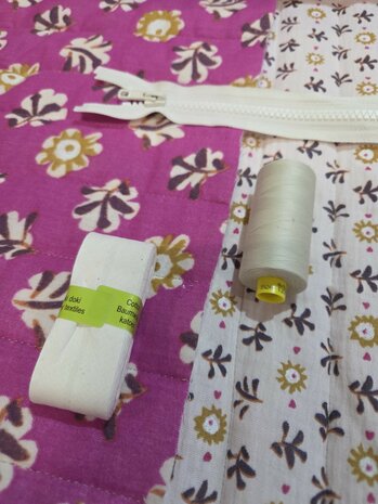 gestepte dubbelzijdige kinderstof met bijpassende fournituren Swessie - KicKenStoffen