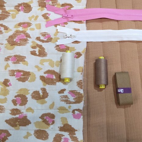 gestepte dubbelzijdige kinderstof met bijpassende fournituren Swessie - KicKenStoffen