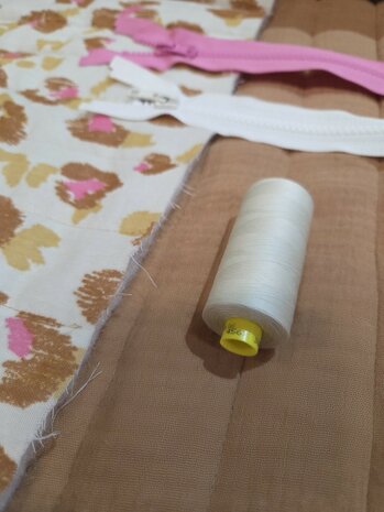 gestepte dubbelzijdige kinderstof met bijpassende fournituren Swessie - KicKenStoffen