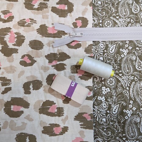 gestepte dubbelzijdige kinderstof met bijpassende fournituren Swessie - KicKenStoffen