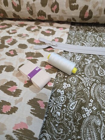 gestepte dubbelzijdige kinderstof met bijpassende fournituren Swessie - KicKenStoffen