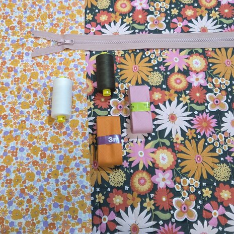 gestepte dubbelzijdige kinderstof met bijpassende fournituren Swessie - KicKenStoffen