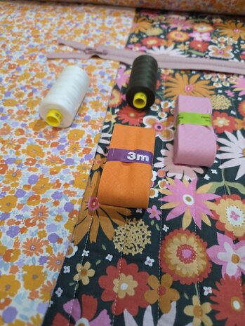 gestepte dubbelzijdige kinderstof met bijpassende fournituren Swessie - KicKenStoffen