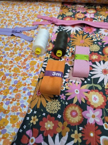 gestepte dubbelzijdige kinderstof met bijpassende fournituren Swessie - KicKenStoffen