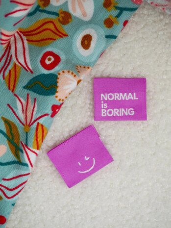 Label Normal is boring paars kickenstoffen
