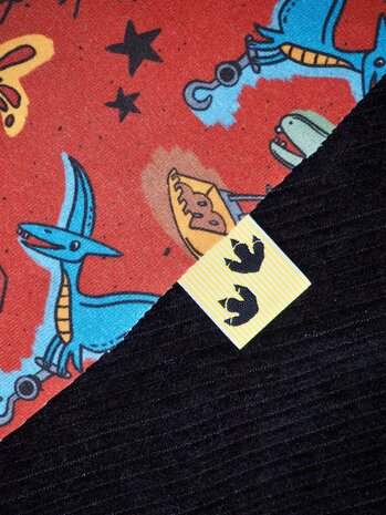 Label Dino feet kickenstoffen