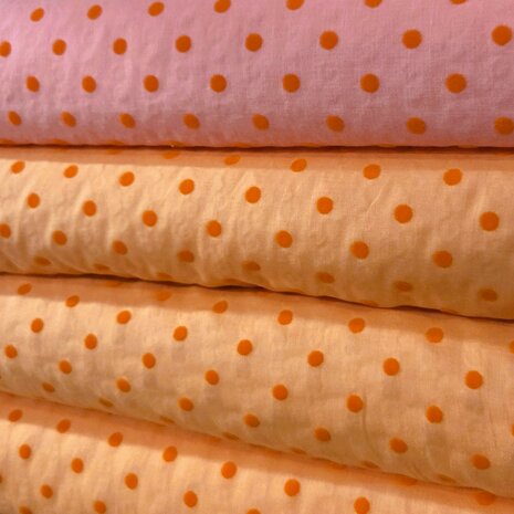 voile katoen velvet toefjes - polka dotjes kickenstoffen close up