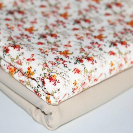 oranje gekleurde kleine bloemen met uni tricot