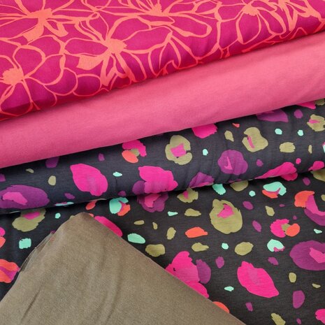 Nerida Hansen met uni french terry framboos en army