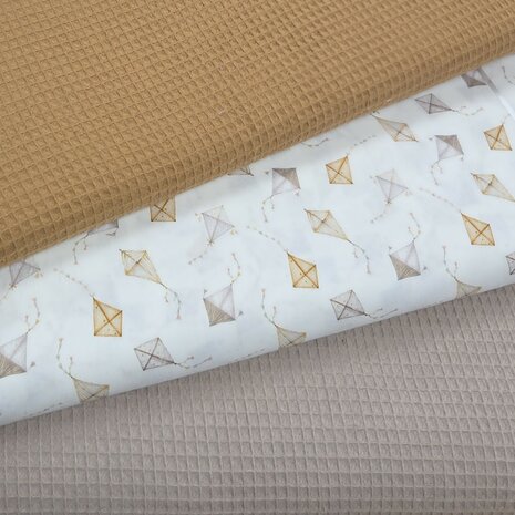 katoenen stof met vliegers en bijpassende wafelkatoen in camel en beige taupe - beebstofjes