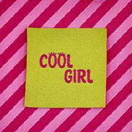 loop en label naailabel - sierlabel S cool girl en XXL schuine streep roze
