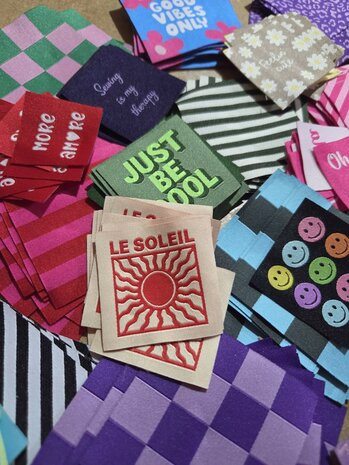 loop en label zijnaad labels Sunny Vibes