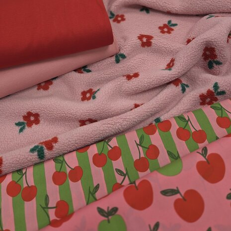 teddy bloemen uit poppy 27 met boordstof rood en blush roze met katoentjes appels en kersen - leuk voor een voering